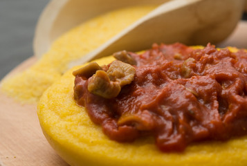 polenta con sugo di funghi