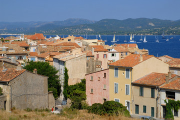 Village de Saint Tropez, et sa baie bord&eacute;e de montagnes