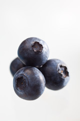Blaubeeren auf weiß
