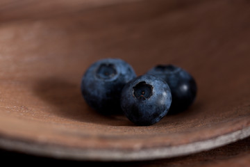 Blaubeeren auf Holzschale