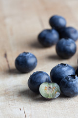 Blaubeeren auf Holzbrett