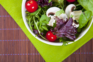 ensalada de lechuga y tomate cherry