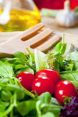 ensalada de lechuga y tomate cherry