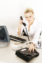 Mitarbeiterin am Arbeitsplatz