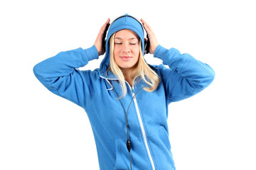 Mädchen hört Musik mit viel Gefühl