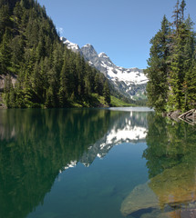 Obraz na płótnie Canvas Wilderness alpine lake