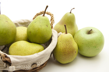 Birnen und Apfel mit Korb