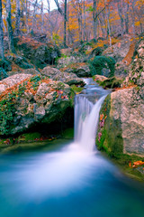 Obrazy na Plexi  Ładny wodospad w jesiennym lesie
