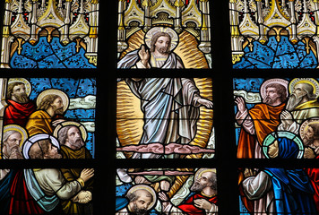 Obraz premium Witraż: Jezus i apostołowie w dniu Pięćdziesiątnicy