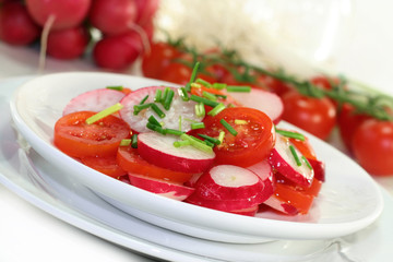 Radieschen-Tomaten-Salat