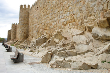 Paseo del Rastro junto a la muralla de Ávila