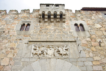 Bajorrelieve, balcón y ventanas en Ávila