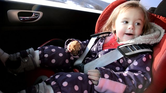 b&eacute;b&eacute; mangeant a voiture