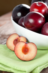 rote Pflaumen in Schale