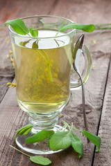 Salbeitee mit Löffel