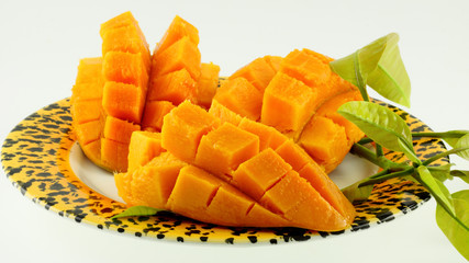 tranches de mangue sur assiette africaine