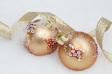 Weihnachtskugeln im Schnee
