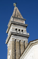 Fototapeta na wymiar Piran - wenecka dzwonnica Saint George, w Słowenii