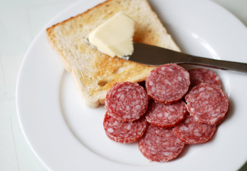 Toastbrot mit Salami und Butter