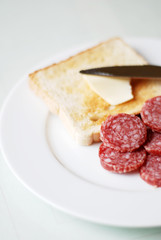 Toast mit Butter und Salami