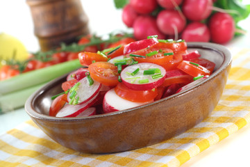 Radieschen-Tomaten-Salat