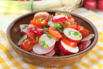 Radieschen-Tomaten-Salat