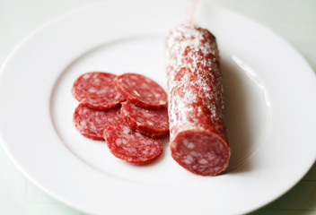 Salami pur auf Teller