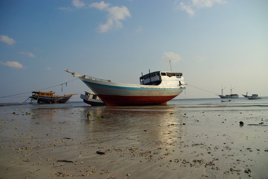 Bateaux échoués sur la plage de BIRA