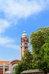 Fototapeta na wymiar Wieża z zegarem na wieży budynku stacji. Warna. Bułgaria.