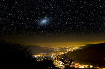 Naklejka na ściany i meble Universe powyżej światła miasta. Galaktyka Trójkąta, M33.