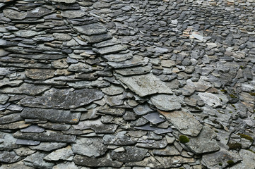 toit traditionnel en ardoise