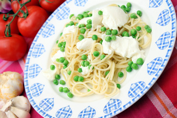 Nudelsalat mit Erbsen
