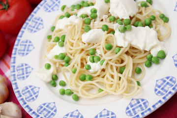 Nudelsalat mit Erbsen