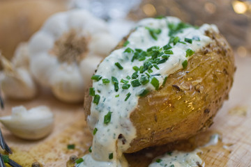 Ofenkartoffel mit Kräuter- Knoblauchsauce
