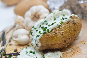 Ofenkartoffel und Knoblauchsoße