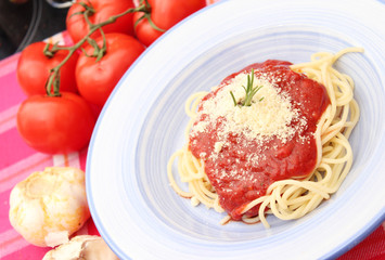 Nudeln mit Tomatensoße