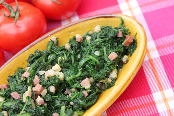 Blattspinat mit Speck