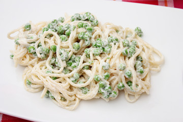 Nudelsalat mit Erbsen