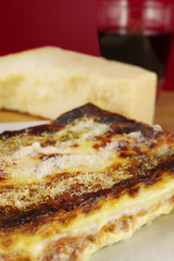 piatto di lasagne con formaggio grana