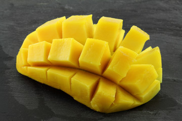 tranche de mangue sur plaque d'ardoise