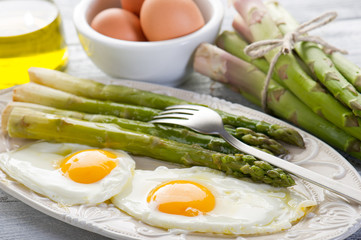 asparagus with eggs-asparagi con uova