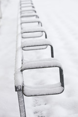 Fahrradständer im Schnee