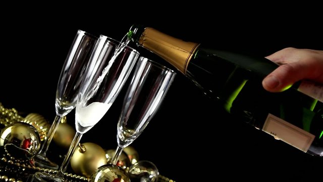 Fl&ucirc;tes de Champagne sur fond noir