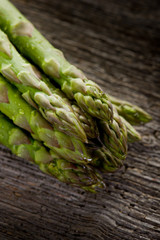 raw asparagus on wood -asparagi crudi su legno