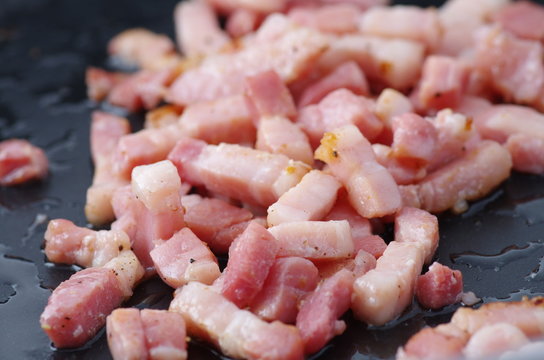 Preparation de lardons cuits a la po&eacute;le 