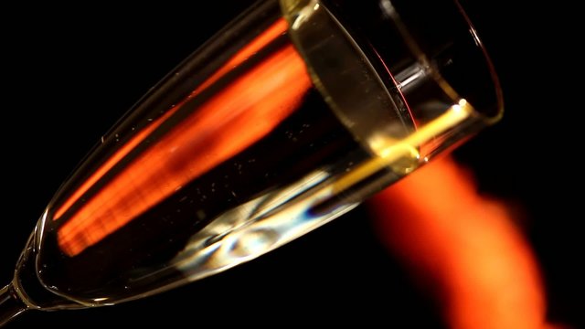 Champagne avec feu de chemin&eacute;e