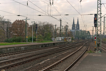 Fototapeta na wymiar Kölner Dom, Hohenzollernbrücke, Bahngleis