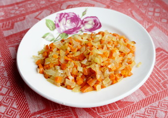Жареные морковь и лук на тарелке