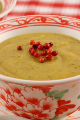 Soupe de légumes aux baies roses
