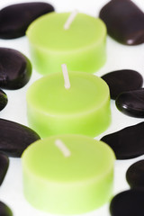 velas verdes con piedras negras